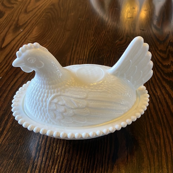 Pretty & Simple Hen on Nest Milk Glass Dish - Picture 2 of 16